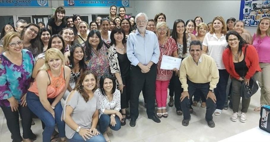 Grupo de participantes de la especializaci&oacute;n junto a Carlos